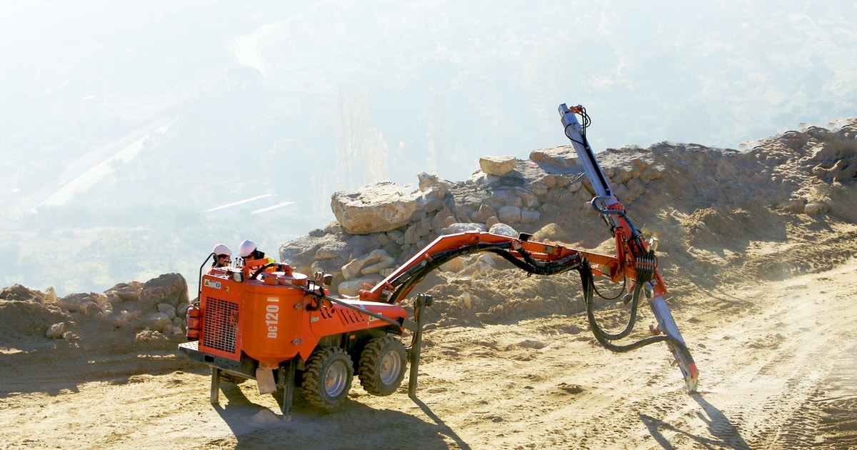 Commando™ DC120 Surface top hammer drill rig