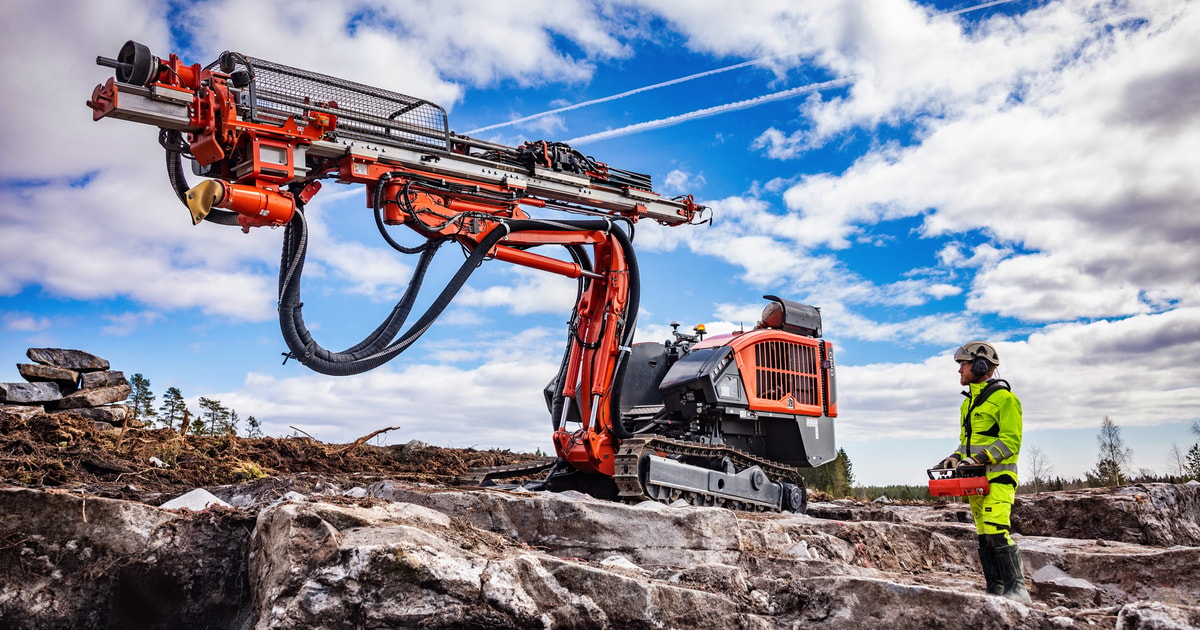 Dino™ DC420Ri Surface top hammer drill rig