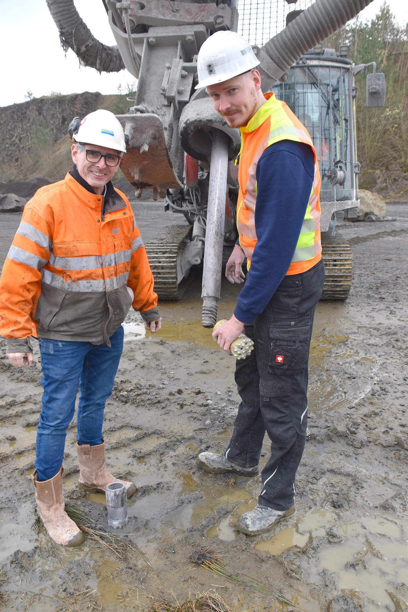 Ekkehard Bolle (links) zeigt Philipp Tuschhoff die neue Bohrkrone.