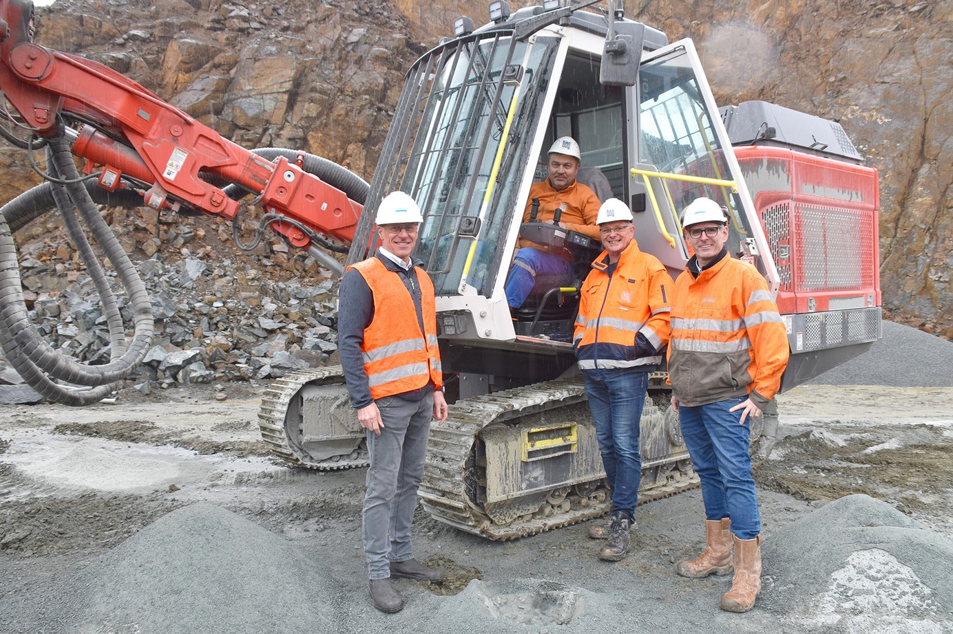 Rundum zufrieden, weil für alle was dabei ist, vom Sandvik-Händler Ralf Ogroske über den Bohristen Alexander Kremser, sowie BAG- Oberbetriebsleiter Bernd Eiding bis hin zu Ekkehard Bolle, Vertriebsmanager für den Bereich Werkzeugsysteme bei Sandvik (von links). 