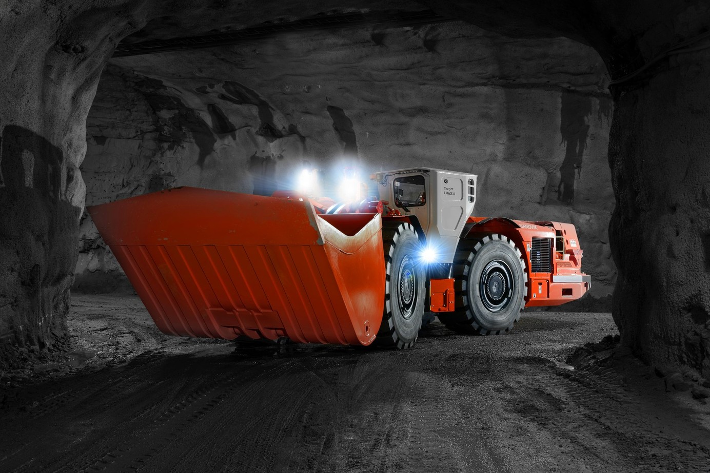 Toro™ LH621i underground loader in mine