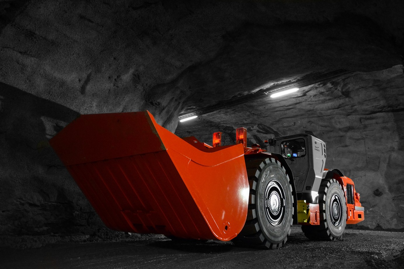  Toro™ LH621i underground loader in mine