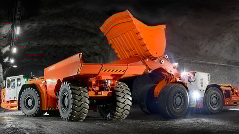 Toro™ LH517i loader loading Toro™ TH551i truck