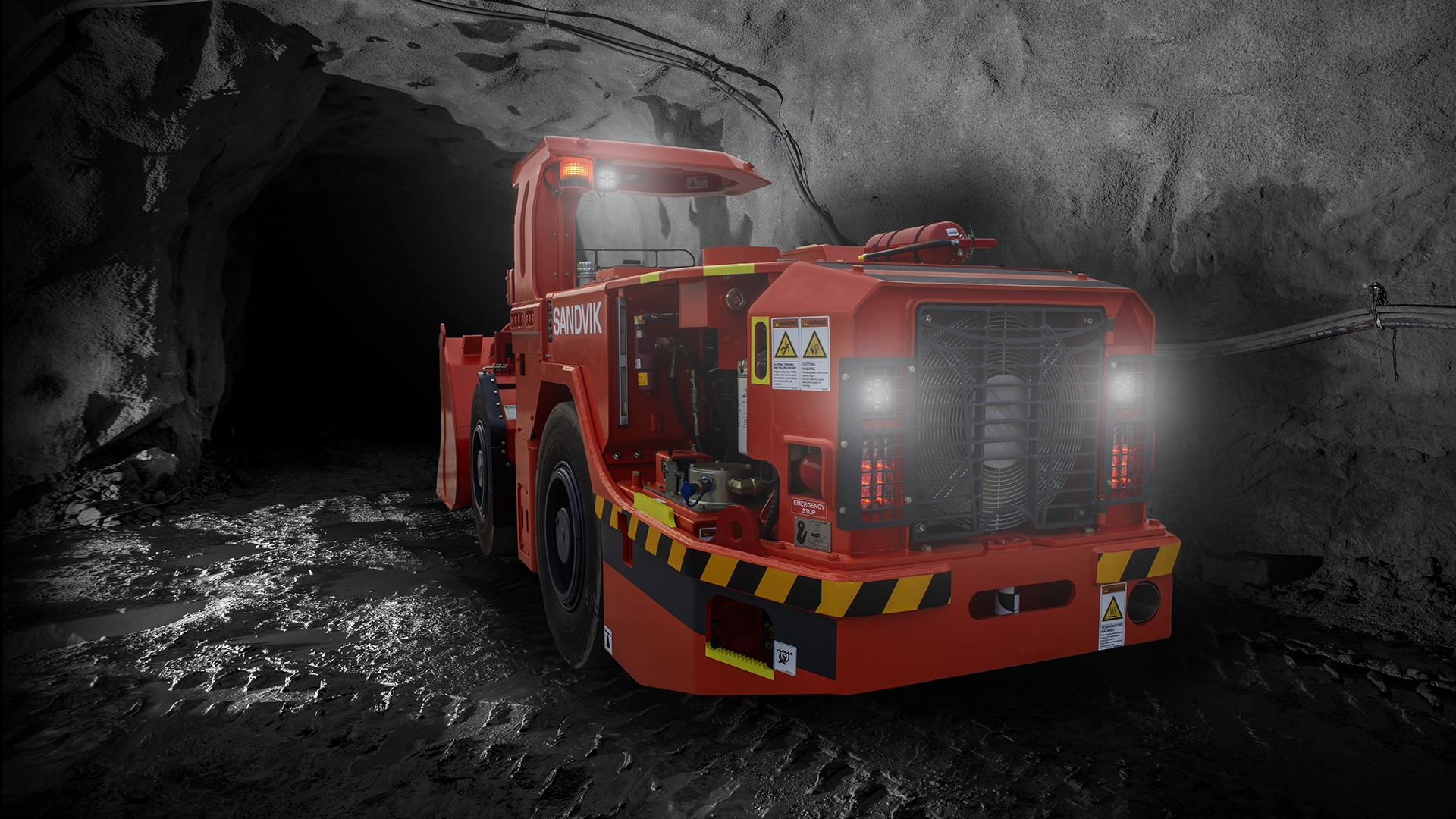  Toro™ LH202 underground loader in mine