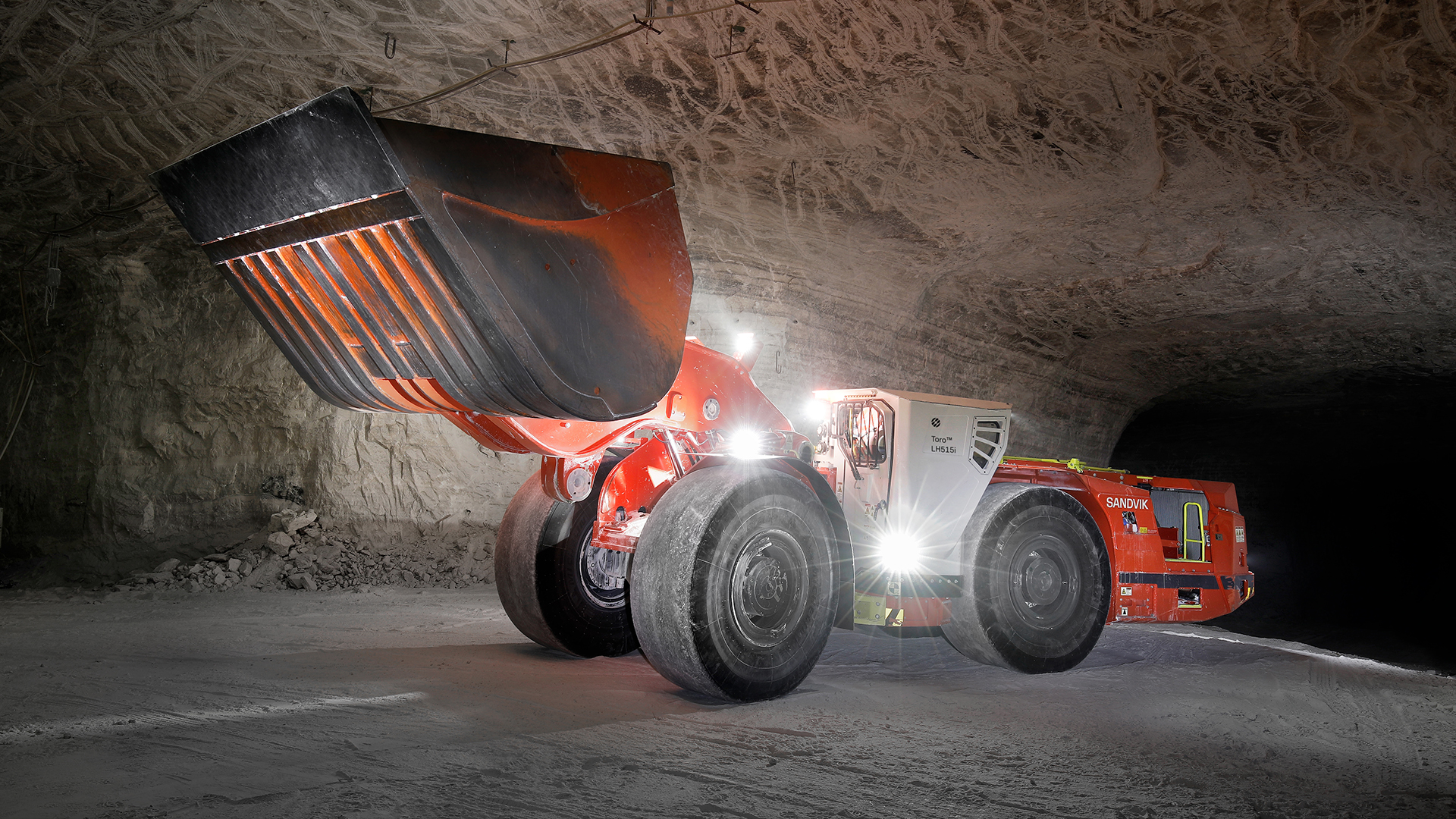 Toro™ LH515i underground loader in mine