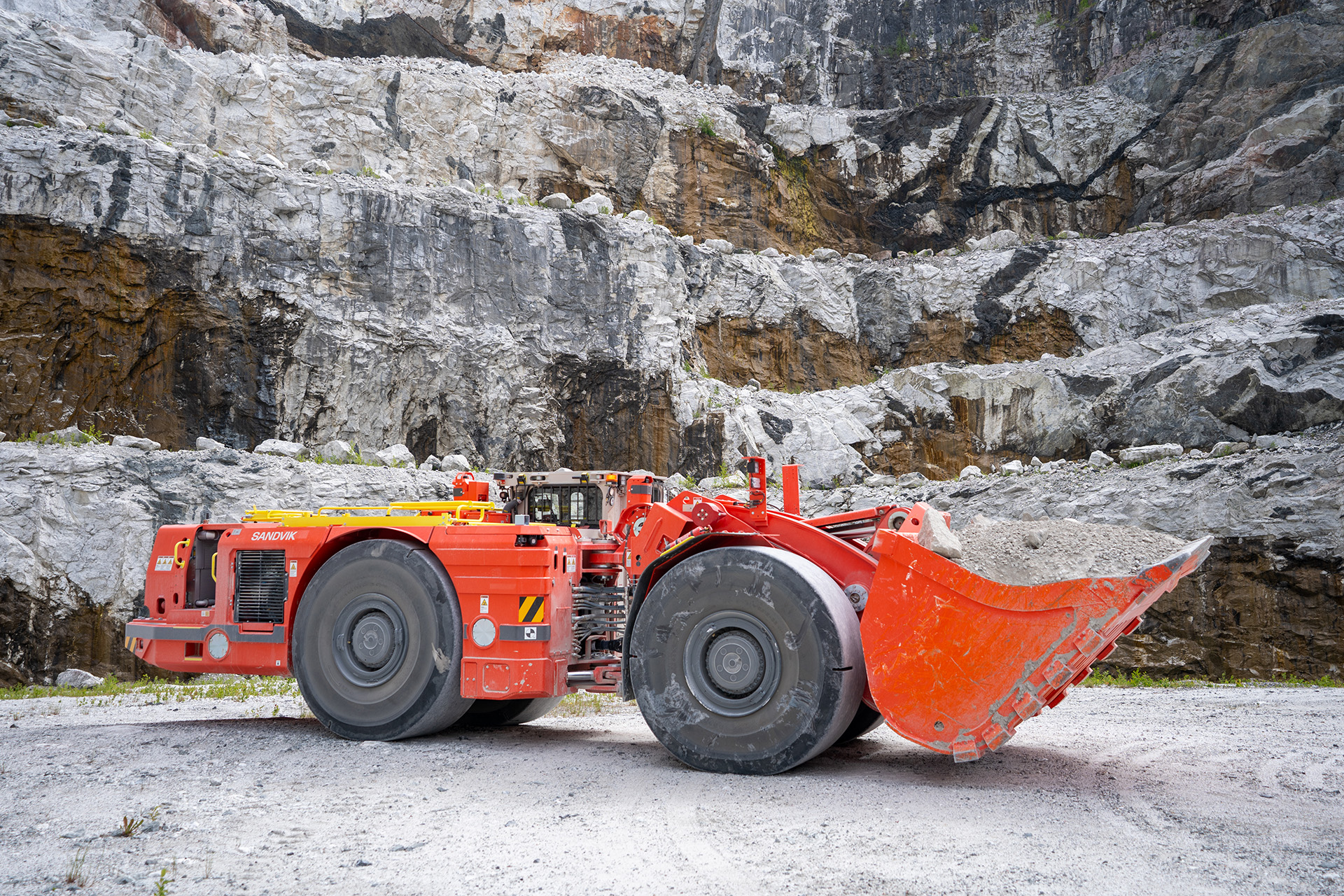 Toro™ LH517i underground loader