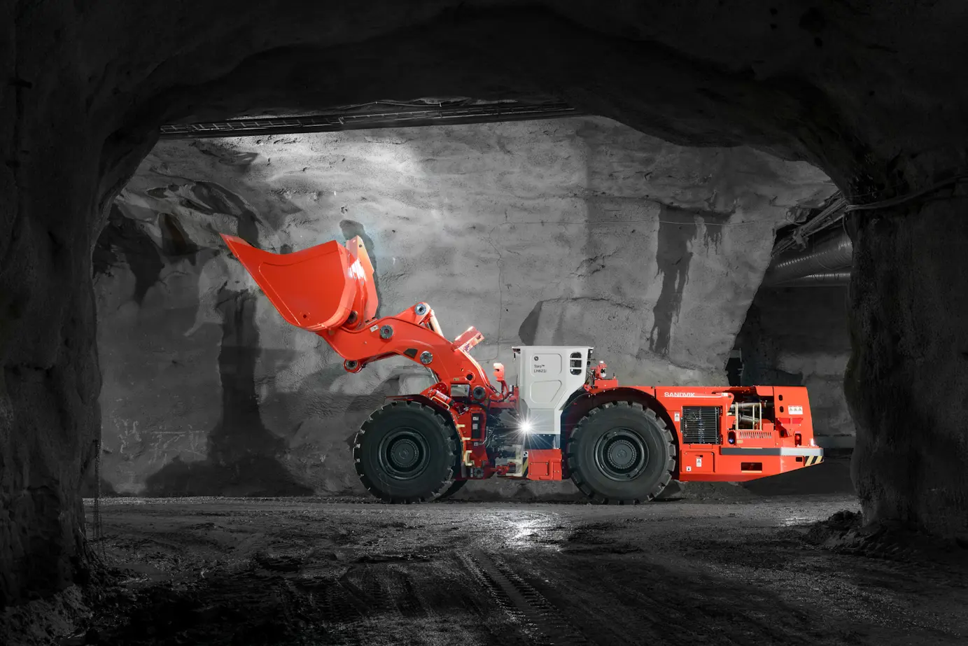 Toro™ LH621i underground loader in mine