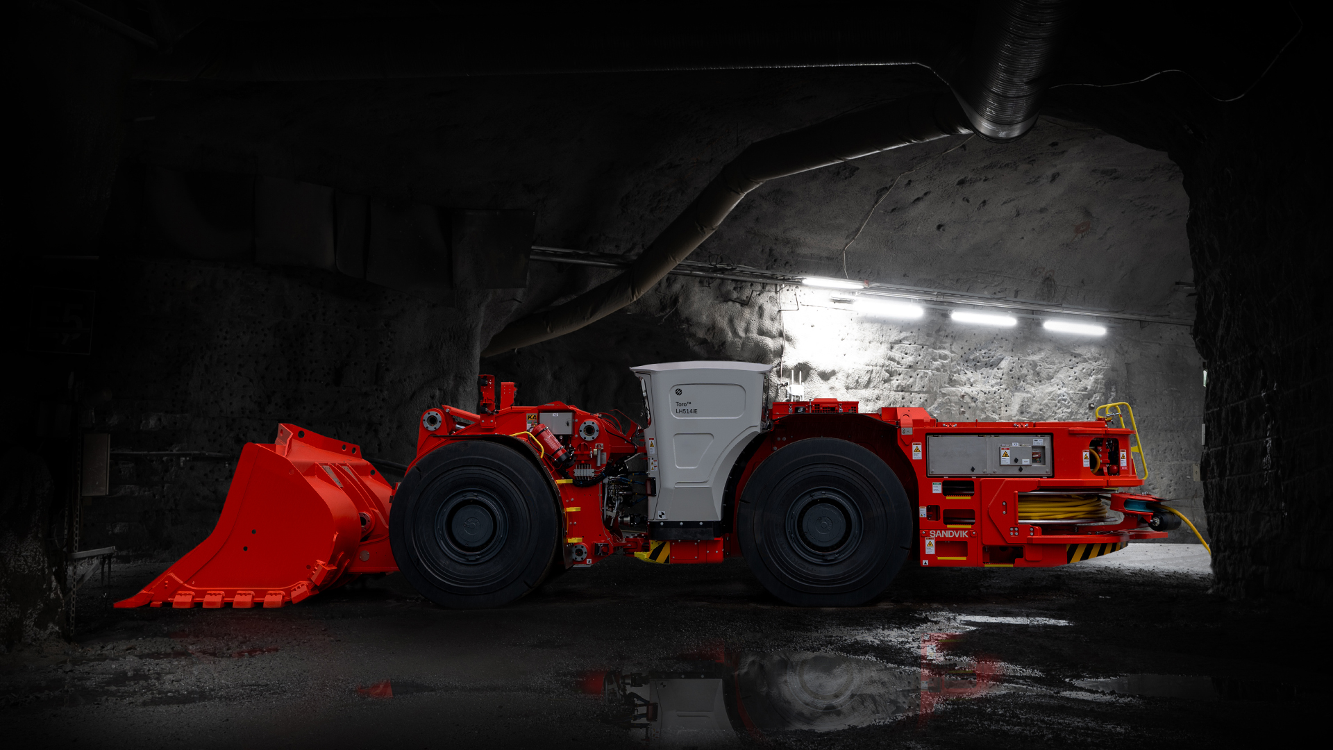 Toro™ LH514iE Electric loader