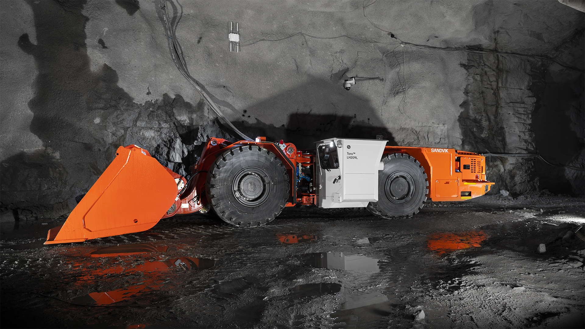 Toro™ LH209L low profile loader