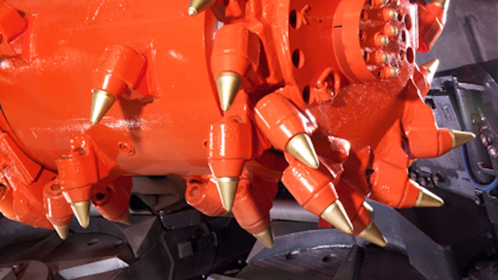 Bolter miner Sandvik MB451 com FLP para desenvolvimento de estradas