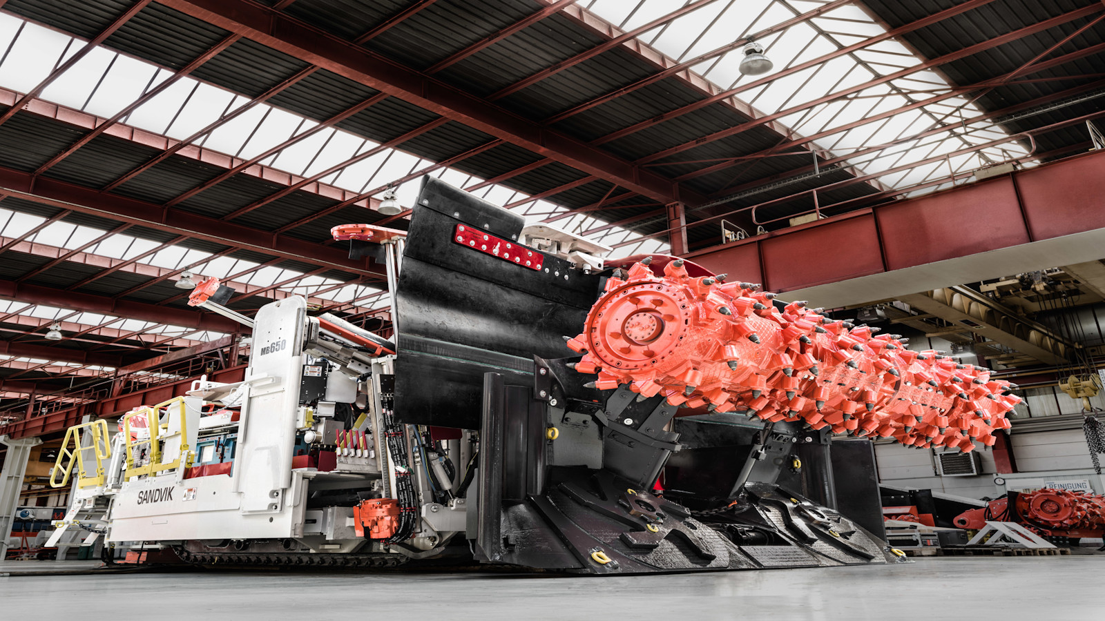 Bolter miner Sandvik MB650 com FLP para desenvolvimento de estradas