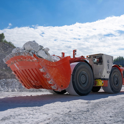 LH517i loader outside in yard