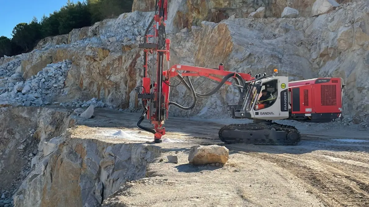 Ranger™ DX700 Surface top hammer drill rig