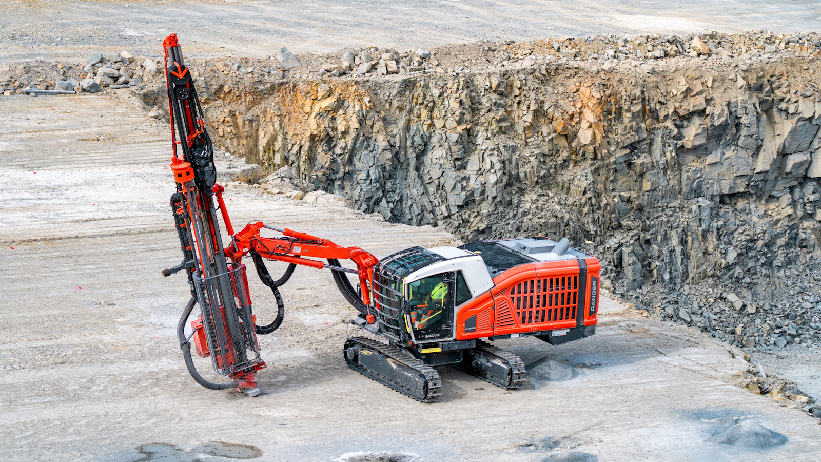 RANGER™ DX910i SURFACE TOP HAMMER DRILL RIG