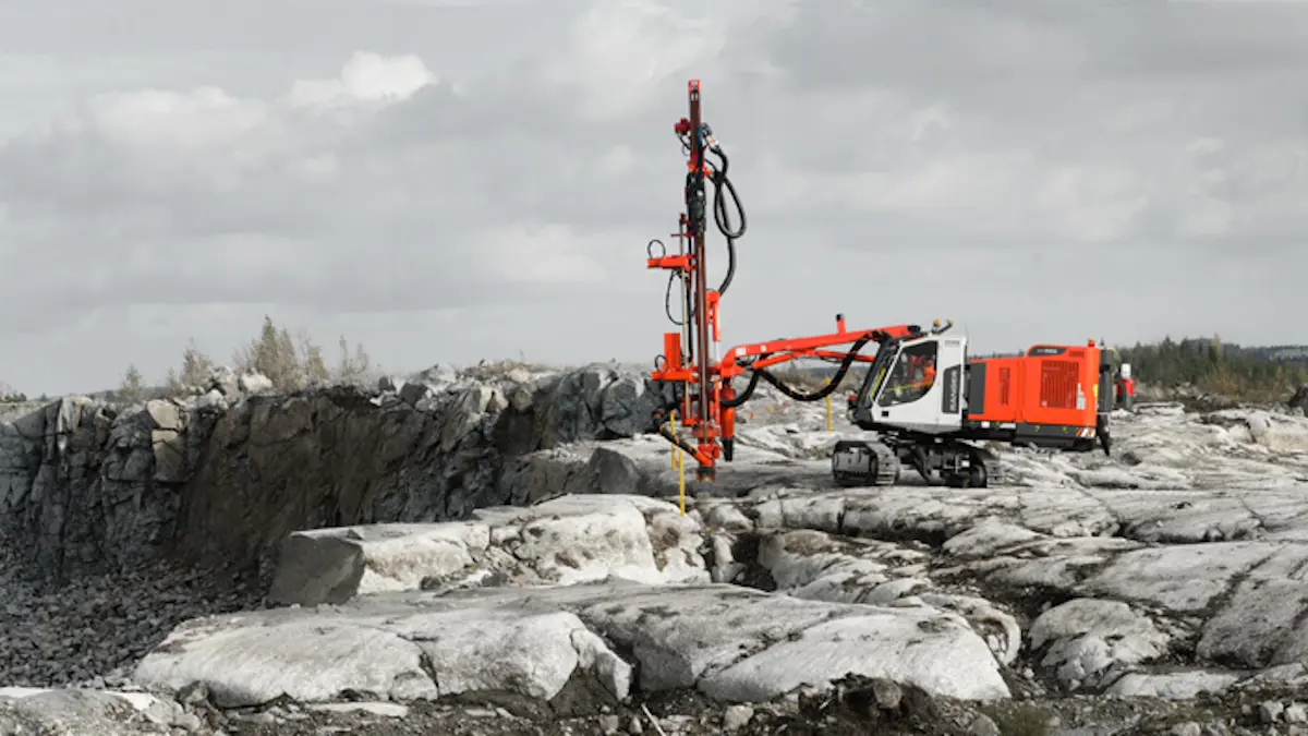 Ranger™ DX700 Surface top hammer drill rig