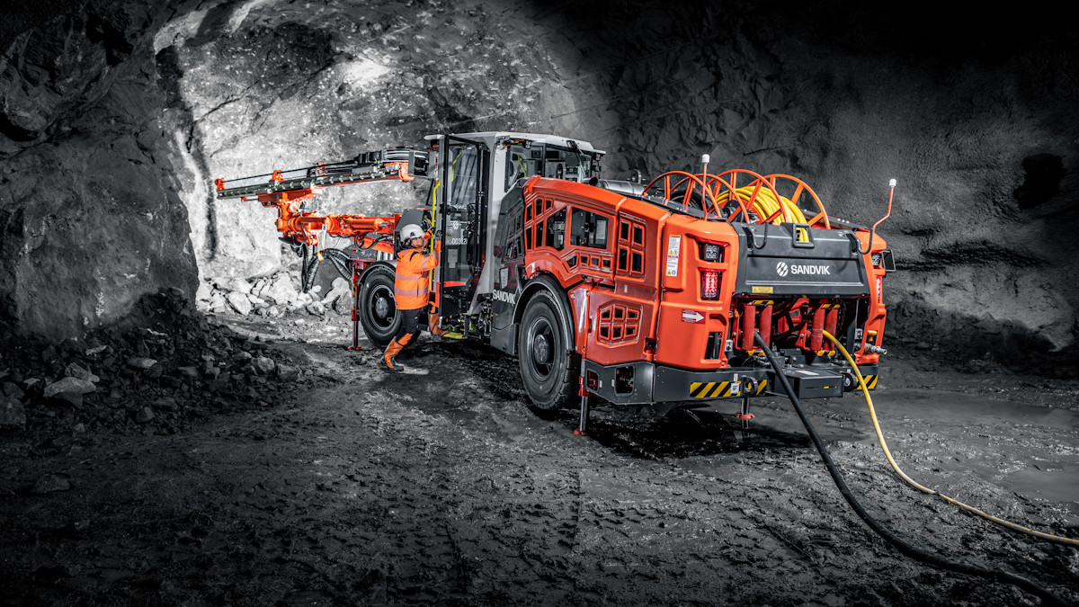 Sandvik DD312i: intelligent single boom development drill