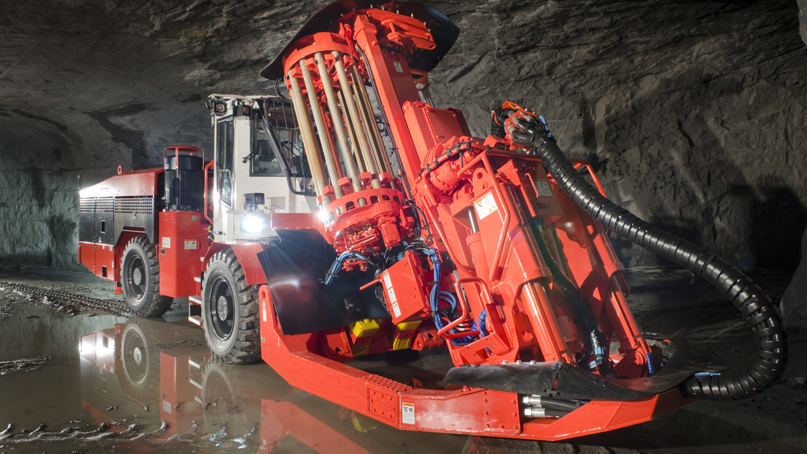 Sandvik DL421: eficiência robusta em perfuração subterrânea