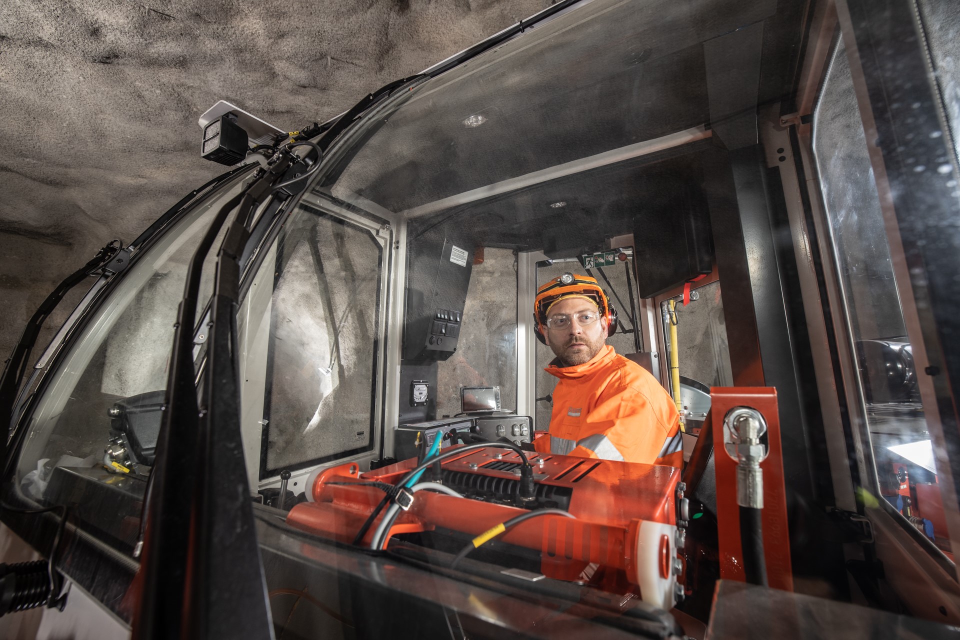 DS312 Rock support drill rig working environment