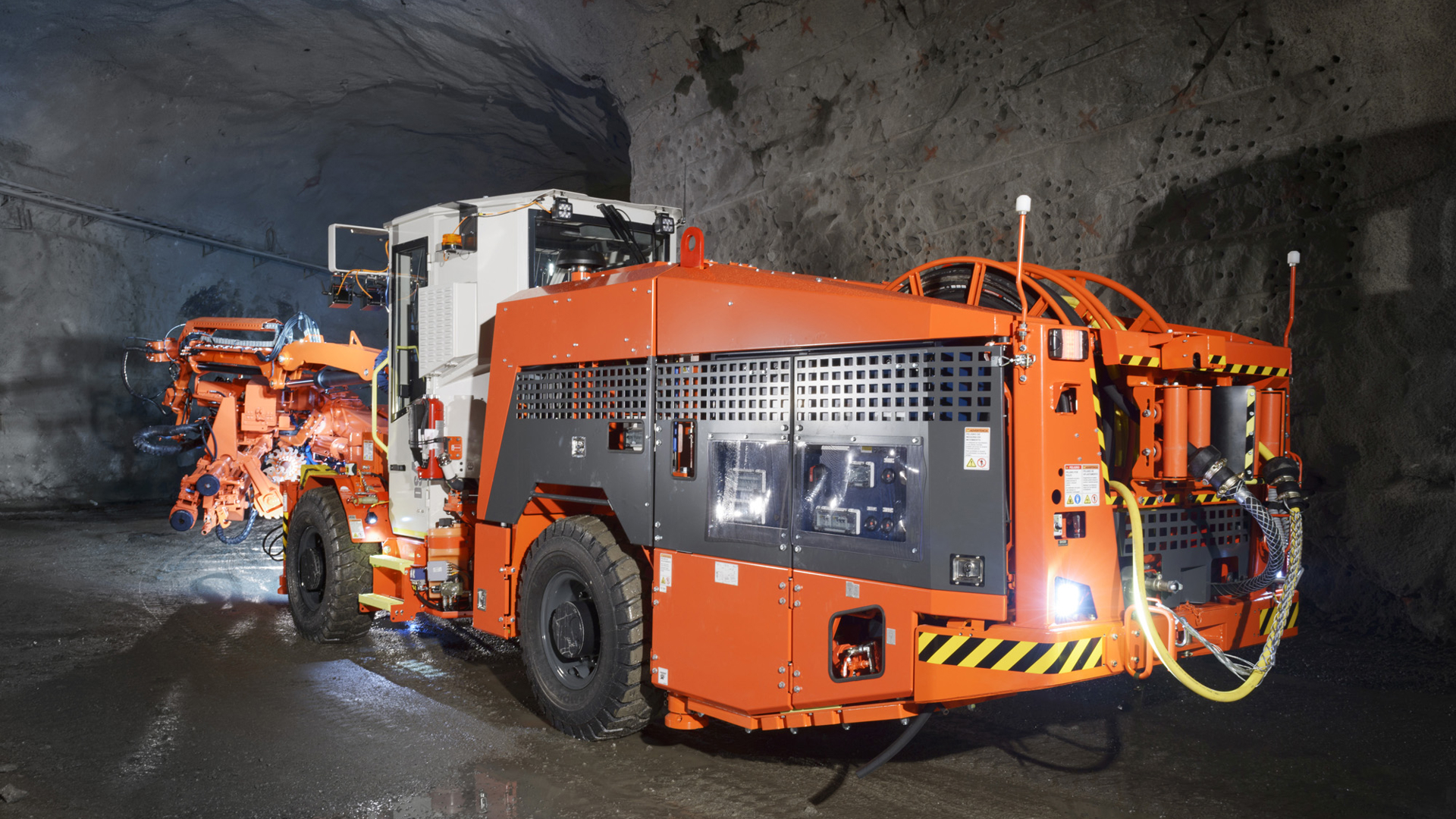 DS411 Rock support drill rig maintenance