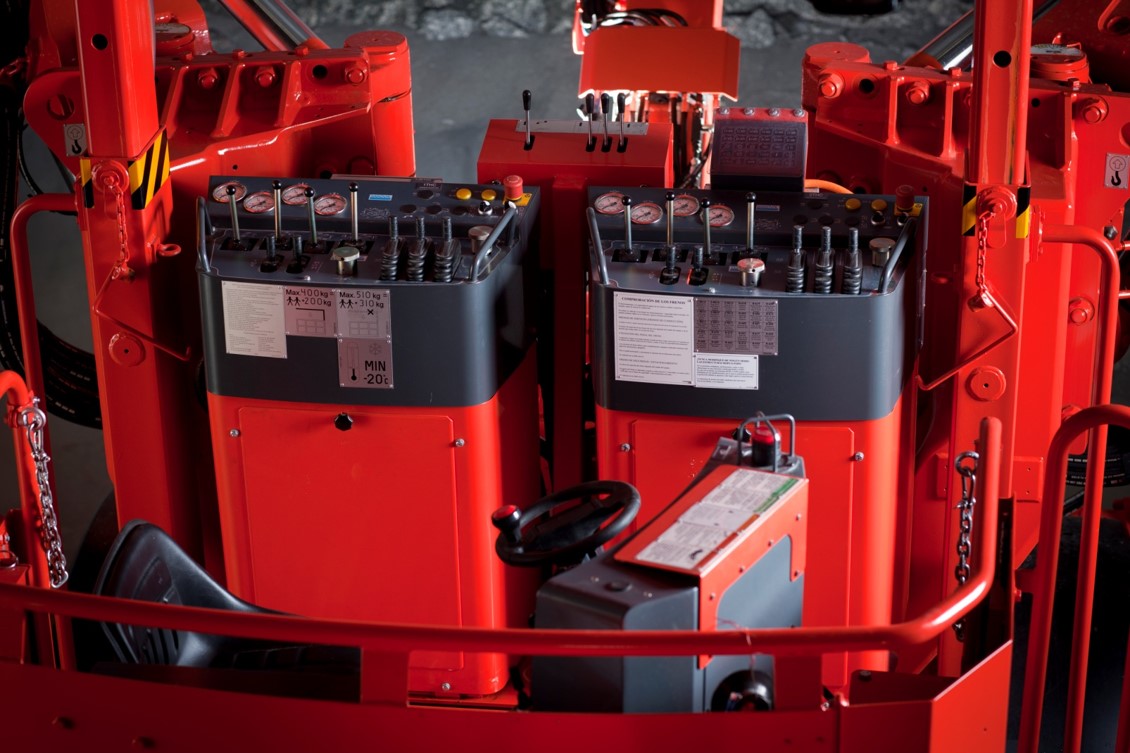 DT820 Tunneling jumbo hydraulic control system