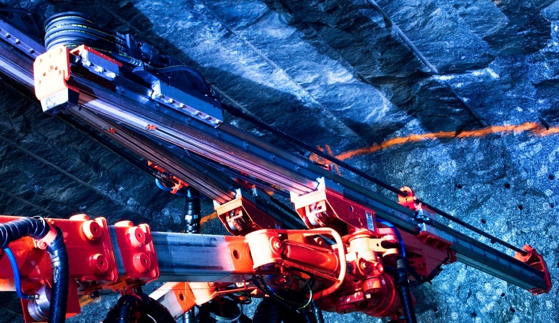 DT820 Tunneling jumbo SB90 booms