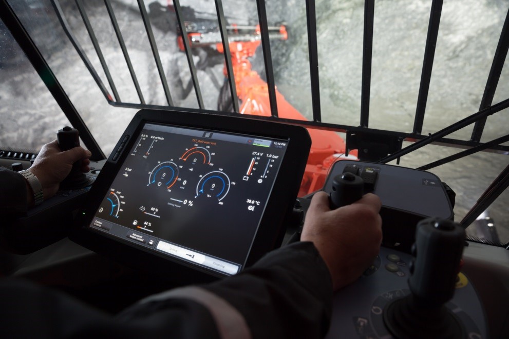 DT912iD Tunneling jumbo cabin